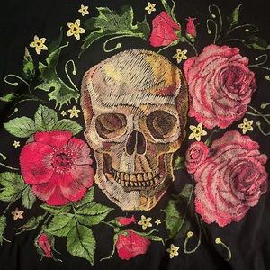 Medium Black Gildan Skull and Roses T-shirt